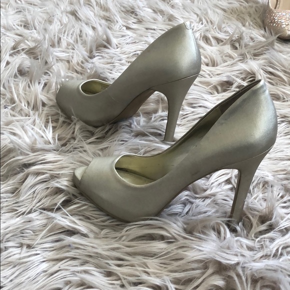 Gold Peek-a-boo heels - Picture 2 of 3